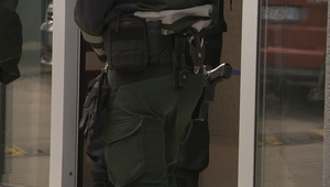 Agresia zlodejov rastie: V Bratislave jeden napadol SBS-kára