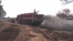 Požiar pri Tehle zachvátil cintorín a dostal sa až do lesa. Hasičom pomáhali aj obyvatelia