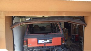 Výbuch v garáži rodinného domu: Jedna osoba utrpela popáleniny druhého stupňa