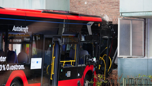 Školský autobus plný detí skončil v obývačke: Najmenej 20 ľudí sa zranilo