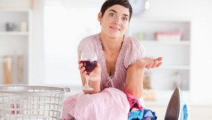 Mám doma neporiadok, pijem víno a kričím, no a čo? Aj tak som dobrá mama!