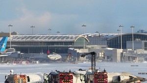 Pri pristáti na letisku havarovalo lietadlo a prevrátilo sa na strechu