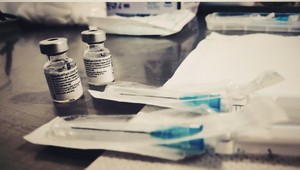 Vakcín je nedostatok a nemocnice sú preplnené. Tá ruská rozdeluje nielen politikov, ale aj odborníkov