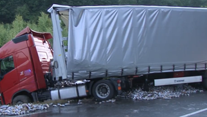 Kamión havaroval na mokrej ceste. Plechovky piva sa rozsypali na niekoľkých desiatkach metrov