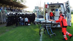 Peklo v Poľsku! Smrť muža pri fanúšikovských nepokojoch