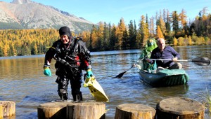 Potápači čistili tatranské plesá. Vytiahli 189,5 kg odpadkov