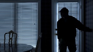 Zlodej okradol dôchodcu s pištoľou v ruke, že má obeť 80 rokov ho nezastavilo