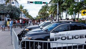 Po streľbe v nočnom klube na Floride zomreli dvaja ľudia, šestnásti sa zranili