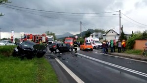 Pri kolízii troch áut zahynula na východe žena