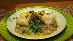 Zapekaná bravčová panenka v lístkovom ceste s pečeňovou paštétou a baby špenátom na hubovom ragú