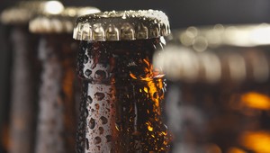 Viete, prečo sú pivové fľaše zelenej a hnedej farby?