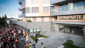 Opozícia pokračuje v protestoch pred Bonaparte, pôjde aj do iných miest