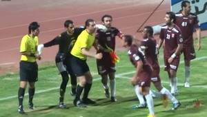 Pekelník rozhodca rozdával nielen karty, ale aj údery a kopance!