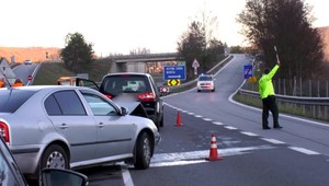 Nezodpovedný vodič spôsobil hromadnú haváriu na R1 a z miesta ušiel