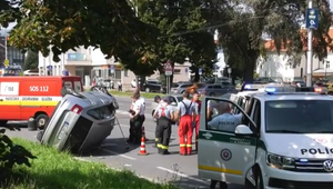 Žena narazila do stĺpa vedľa autobusovej zastávky plnej ľudí