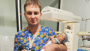 Ukrajinský detský chirurg ostáva počas bombardovania pri bábätkách na prístrojoch. Nemôžu ísť do krytu