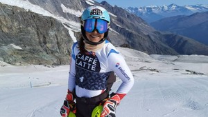 Má zlomené obe ruky. Holdenerová napriek tomu nezaháľa