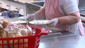 Parlament schválil obedy zadarmo. Platiť začne s novým školským rokom