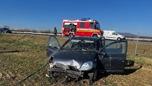 Nehoda na diaľnici D1: Auto skončilo v poli, vodičku museli hospitalizovať