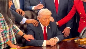 Trump označil Irán za náboženských fanatikov. Sám sa nechal požehnať pastormi