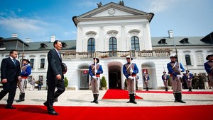 Reprezentanti venovali prezidentovi fotografiu, hokejku i dres