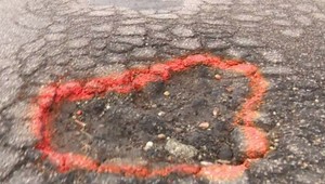 Nafarbené výtlky sú len upozornením a navyše nedostatočným