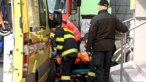 Staršia žena zavolala o pomoc záchranárov. Pre veľké bolesti im však otvoriť nedokázala