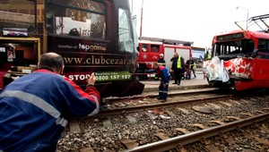 Zrážka električiek v Bratislave. Vodič v nemocnici s otrasom mozgu