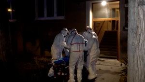 Košickí záchranári a hasiči zažili náročný zásah. Preniesť museli nadrozmernú pacientku s koronavírusom