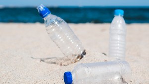 Nevystavujte plastové fľaše slnku: Uvoľňujú smrteľné toxíny!