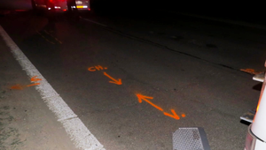 Po náraze kamiónu zahynul chodec. Pohyboval sa bez reflexných prvkov po strede vozovky