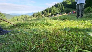 Desiatky koscov prišlo na tradičné kosenie horskej lúky. Nešlo len o zábavu