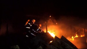 Odhodená cigareta zničila niekoľko chatrčí. Požiar zhoršoval aj vietor