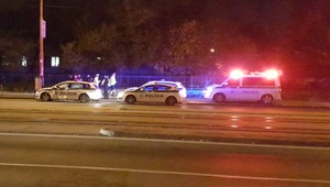 Policajti sa zrazili s električkou, nehoda zablokovala dopravu