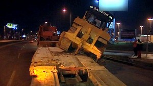 Z idúceho nákladiaka vypadol na cestu niekoľkotonový buldozér