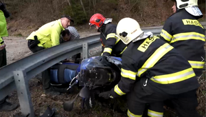 Vážna nehoda manželov: Ich motorku zachytili až zvodidlá