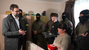 Darované Vianoce TV JOJ: Policajti z PPU Nitra Jakubovi s mamou darovali deň plný prekvapení