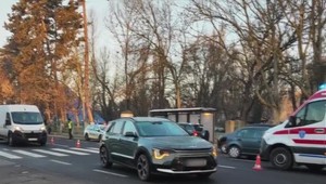 Nehoda pred školou. Školáka zrazil vodič, bol prevezený do nemocnice