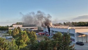 Hasiči bojovali s požiarom haly celú noc, škoda cez 300-tisíc eur