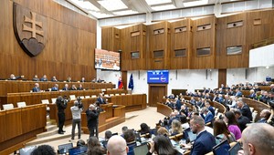 Noc v parlamente: Ostré slová, prázdne lavice koalície a prirovnanie k Titanicu
