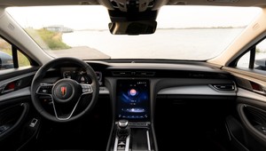 Prémiový sedan Hongqi H5 môže byť ešte luxusnejší. Na Slovensko teraz prichádza aj s vyššou výbavou Deluxe