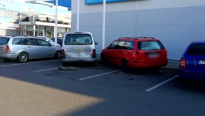 Mladíci v Liptovskom Mikuláši zničili autá na parkovisku, po nehode utiekli