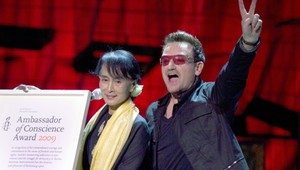 Bono odviezol Su Ťij súkromným lietadlom do Dublinu