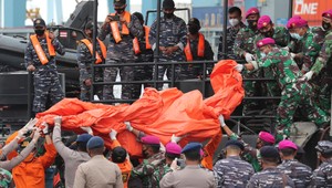 V Indonézii našli trosky lietadla aj telesné ostatky. Tragédiu zrejme nikto zo 62 ľudí neprežil