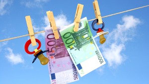 Rodičia pracovali v zahraničí, úrady im odmietajú vyplatiť príspevok pri narodené dieťaťa