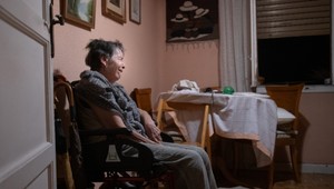 Ženu (87) vysťahovali z bytu na nosidlách. Po masívnych protestoch sa môže vrátiť domov