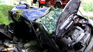 Autom vpálili do stromu. Ťažko sa zranil syn (11) vodiča