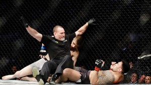 K zemi padli obaja. Kuriózna výmena hákov v MMA