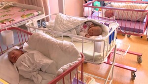 Pri narodení dieťaťa ubudne byrokracia. Vláda chce potláčať zbytočné papierovačky