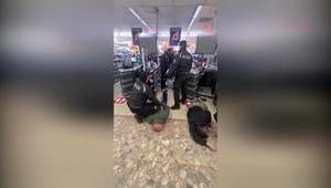 Jeden z obvinených antirúškarov, ktorí vyčíňali v piešťanskom supermarkete, putuje za mreže